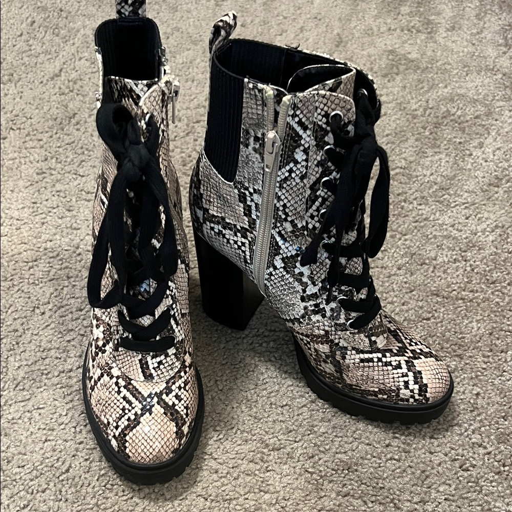 Steve Madden Black and White Snake Print Lace Up Boots size 8 platform